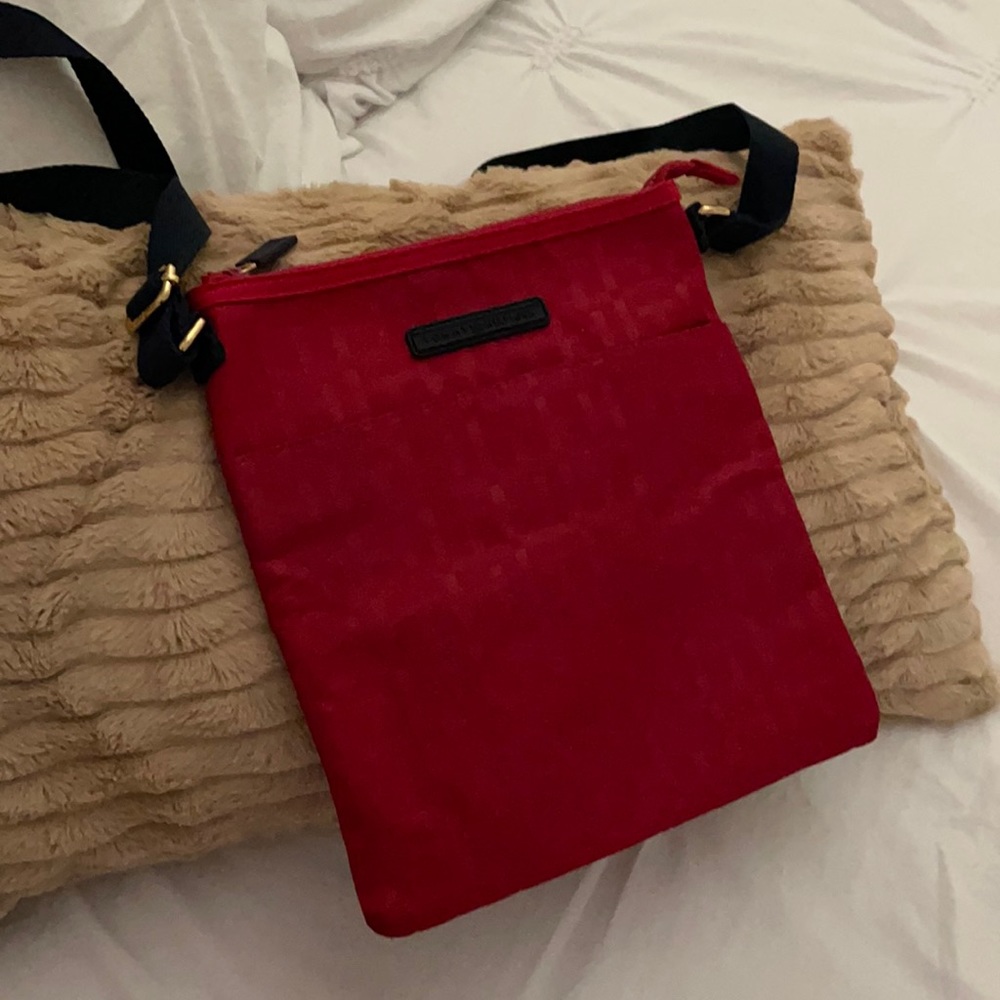Tommy Hilfiger cross body bad new with out tag